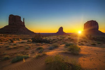Papier Peint photo Parc naturel Vue horizontale du lever du soleil à Monument Valley