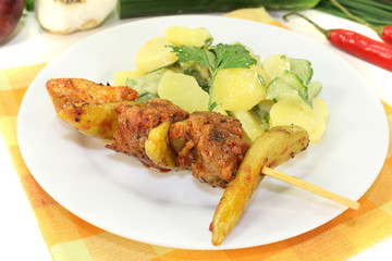 Kartoffel-Gurkensalat mit Feuerspießen und Peperoni