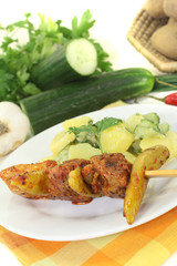 Kartoffel-Gurkensalat mit Feuerspießen und Petersilie