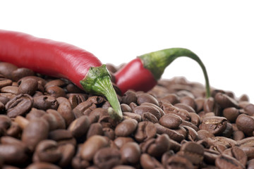 Chilischoten mit Kaffeebohnen