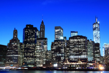 Fototapeta na wymiar Dolny Manhattan Skyline At Night, Nowy Jork