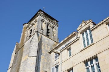 Fototapeta na wymiar Clocher Saint-Barthélémy à La Rochelle