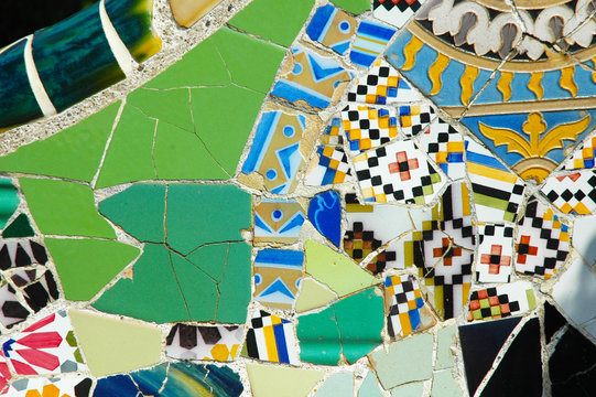 Mosaico verde a Parco Guell, Barcellona, Spagna