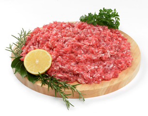 Salsiccia su tagliere di legno