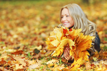 woman portret in autumn leaf