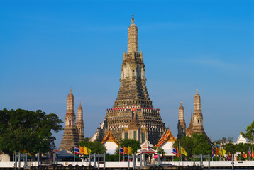 Naklejka premium Wat Arun, stands on the Chao Phraya river in Bangkok Thailand