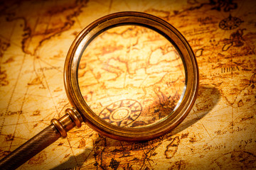 Fototapeta na wymiar Vintage lupy polega na starożytnej mapie świata