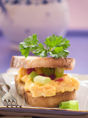 Rührei mit Zwiebeln und Schinken