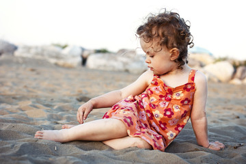 Fototapeta na wymiar Little girl on the beach