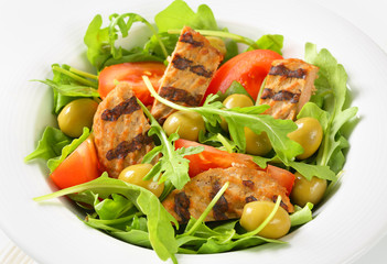 Grilled patty with fresh vegetable salad