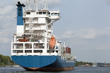 Containerschiff auf dem Nord-Ostsee-Kanal in Kiel, Deutschland