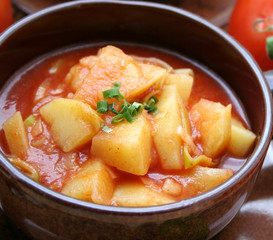 Kartoffeln in Tomatensauce