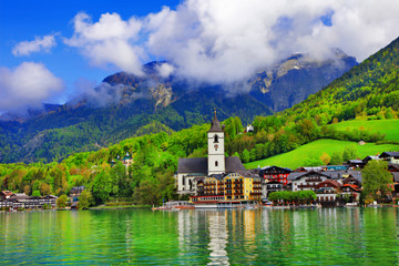 Fototapeta na wymiar Wolfgang Jezioro - piękne alpejskie jezioro w Austrii