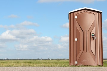 Toilettenhäuschen neben einer Baustelle