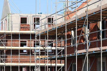 Gerüst an einem Reihenhausneubau