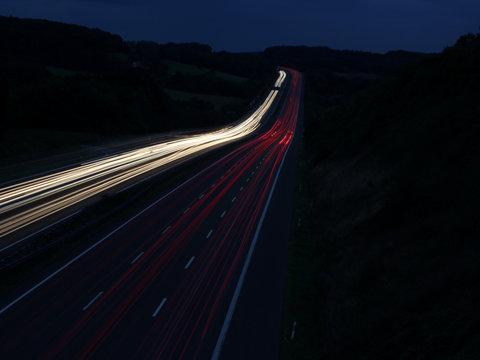 Leuchtspuren auf der Autobahn
