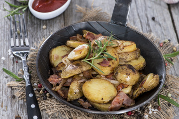 Skillet with fresh roasted Potatoes
