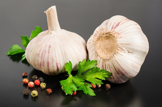 garlic with parsley and pepper seeds