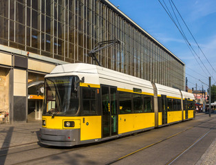 Fototapeta na wymiar Nowoczesny tramwaj w Berlinie - Alexanderplatz