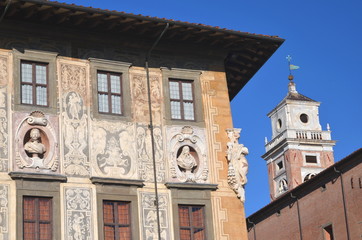 Piękny budynek Uniwersytetu na Placu Cavalieri w Pizie, Włochy