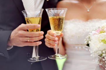 brautpaar mit sekt