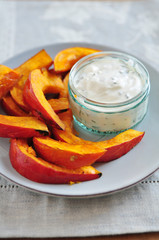 Gebackener Kürbis mit Creme fraiche Dip