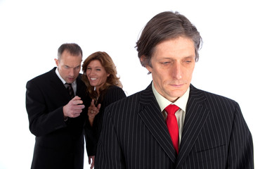 Geschäftsmann mit Kollegen im Hintergrund