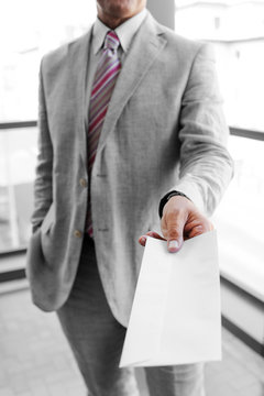 Uomo d'affari che consegna una busta da lettera