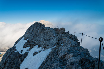 Dangerous mountain path © 1tomm