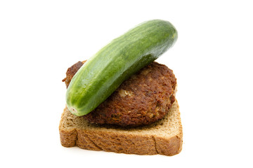 Kalte Frikadelle mit Salatgurke und Toast