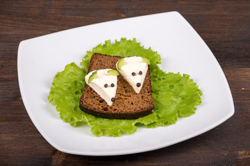 Fun food for kids - mouse with cheese on the bread