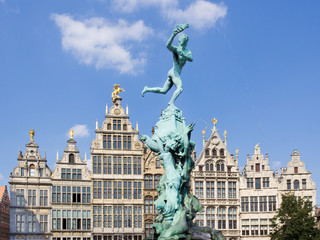 Fototapeta na wymiar Marktplatz und Brabobrunnen in Antwerpen