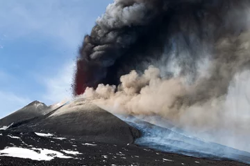 Papier Peint photo Lavable Volcan Eruption de l& 39 Etna en avril 2012