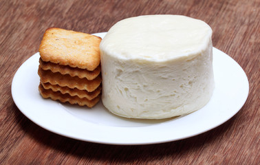 Mozzarella cheese with cookies