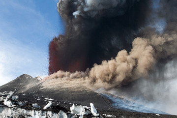 Etna eruption April 2012