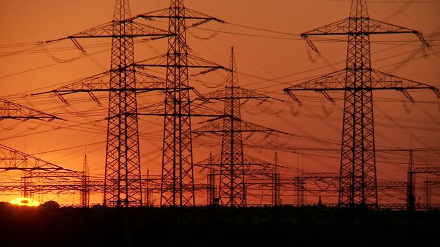 Strommasten im Sonnenuntergang - Energie