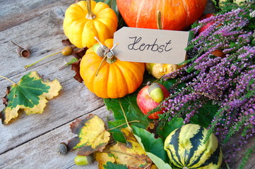 Grußkarte  Herbst - Dekoration im Herbst mit Kürbissen und Blumen