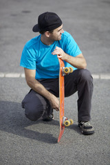 Skateboarder mit einem Skateboard