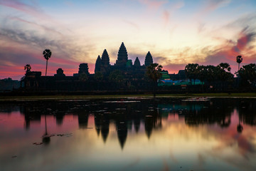 Fototapeta na wymiar sunrise i świątynia Angkor Wat