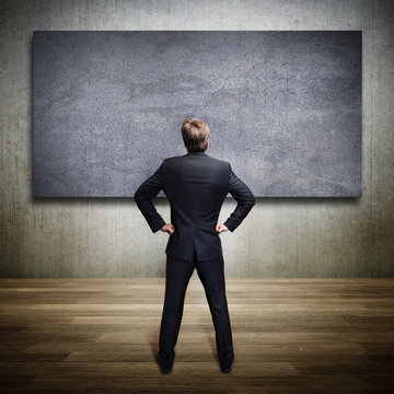 Mann vor einer Wand, Template