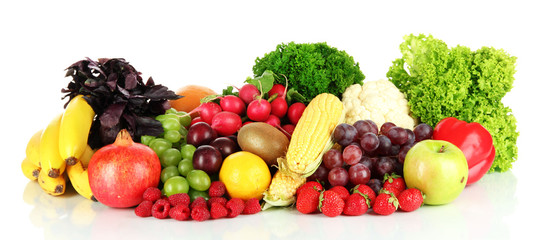 Différents fruits et légumes isolés sur blanc