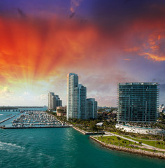 Fototapeta na wymiar Wonderful sunset above the city of Miami, Florida