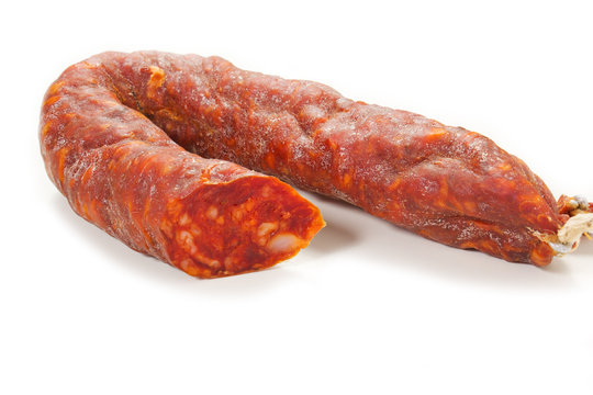 Salame piccante su sfondo bianco