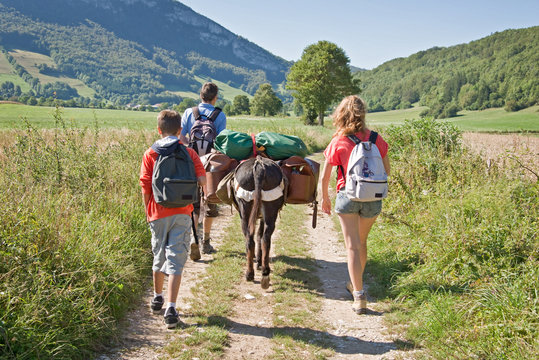 Randonn&eacute;e en famille avec un &acirc;ne dans le Vercors, France