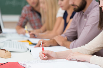studenten arbeiten konzentriert in der vorlesung
