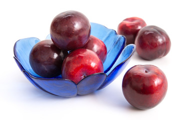 Rote Pflaumen in einer Schale