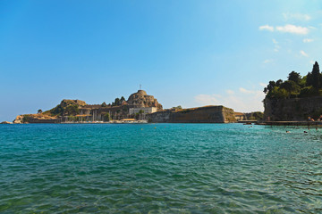 Naklejka premium Stara forteca Corfu z schronieniem i niebieskim niebem. Wyspa Jońska. sol