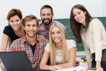 lachende studenten mit laptop im seminar