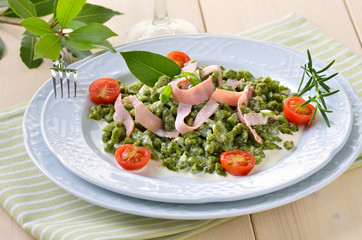 Spinatspätzle mit Parmesan-Sahnesoße und Schinkenstreifen