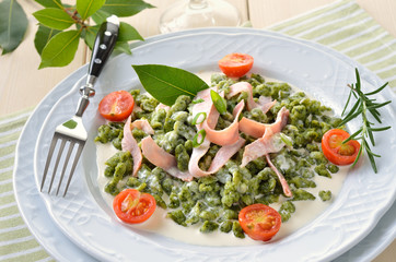 Spinatspätzle mit Parmesan-Sahnesoße und Schinken